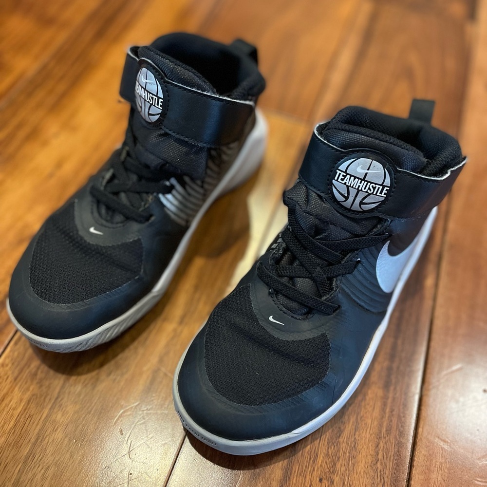 Nike Team Hustle boys basketball shoes
